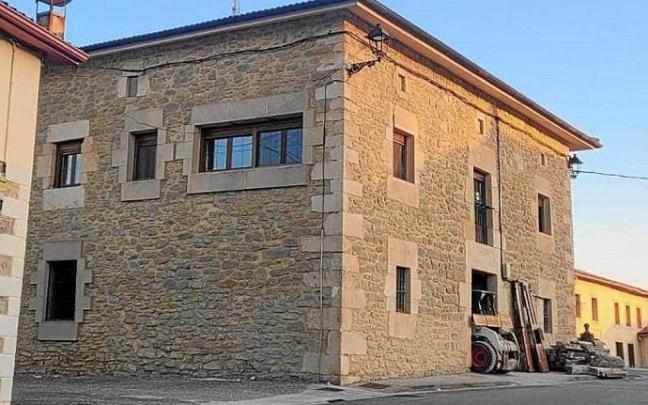 Las obras para rehabilitar el Ayuntamiento de Iruraiz-Gauna ya están en marcha.