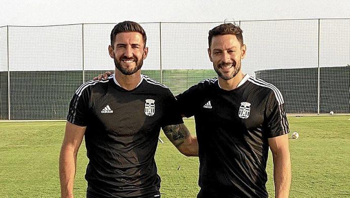 Raúl Navas y Alberto de la Bella posan así de sonrientes antes de comenzar el entrenamiento con el Cartagena. Foto: FC Cartagena