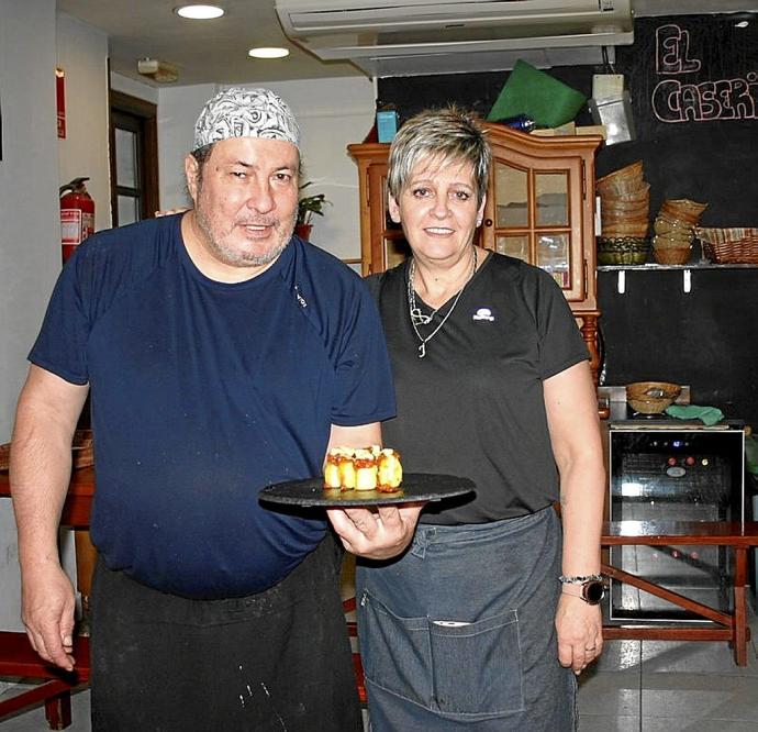 Álvaro Baraciarte, junto a su mujer, con unas bravas.