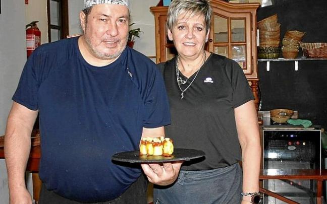 Álvaro Baraciarte, junto a su mujer, con unas bravas.