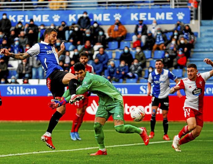 Joselu empuja el balón al fondo de las mallas en la jugada del tanto babazorro, anticipándose a Dituro. Foto: Jorge Muñoz