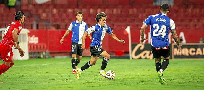 Facundo Pellistri conduce el balón durante el amistoso entre el Sevilla y el Alavés disputado en el Sánchez Pizjuán. Foto: Alavés