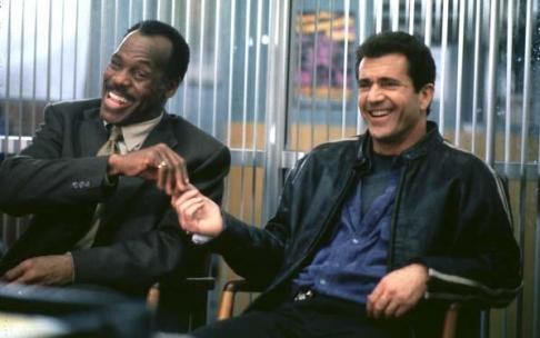 Mel Gibson y Danny Glover, como los detectives de policía Martin Riggs y Roger Murtaugh.