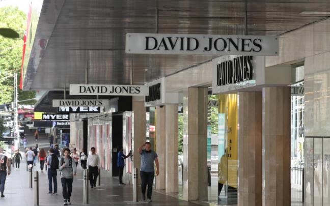 Varios peatones caminan por CBD en la ciudad australiana de Melbourne. Varios peatones caminan por CBD en la ciudad australiana de Melbourne.