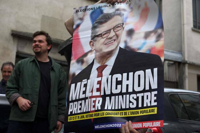 Un seguidor del líder de La Francia Insumisa con un cartel que reza "Mélenchon, primer ministro".