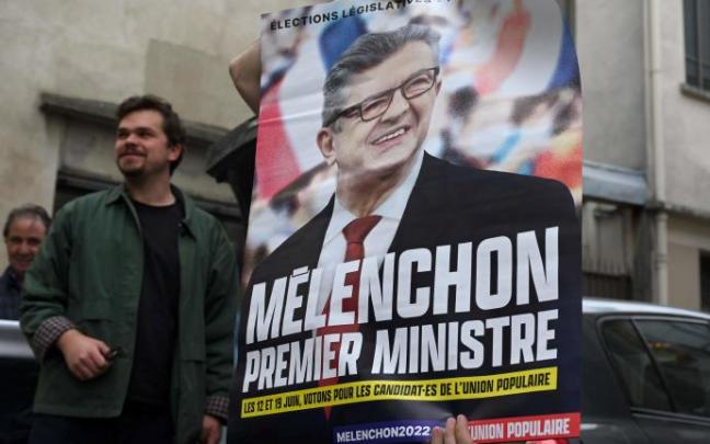 Un seguidor del líder de La Francia Insumisa con un cartel que reza "Mélenchon, primer ministro".