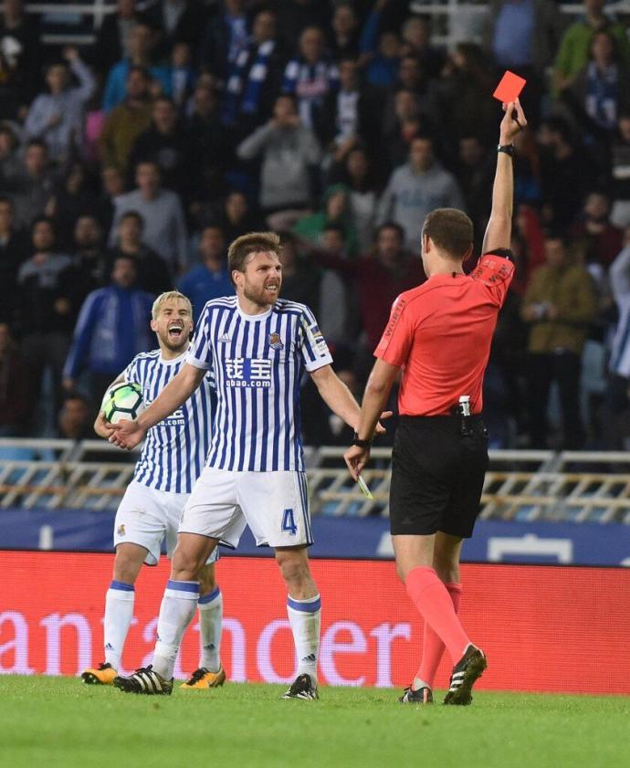 Melero López expulsa a Illaramendi en un partido contra el Espanyol.