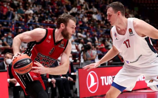 Melli controla el balón ante Voigtmann en la primera jornada continental.