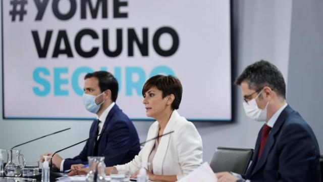 La ministra de Política Territorial, Isabel Rodríguez; el ministro de la Presidencia, Félix Bolaños, y el ministro de Consumo, Alberto Garzón.