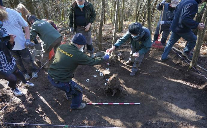 Un equipo de Aranzadi exhuma los restos del gudari Aniceto Agirrebeitia en el monte Bizkargi, el pasado diciembre.