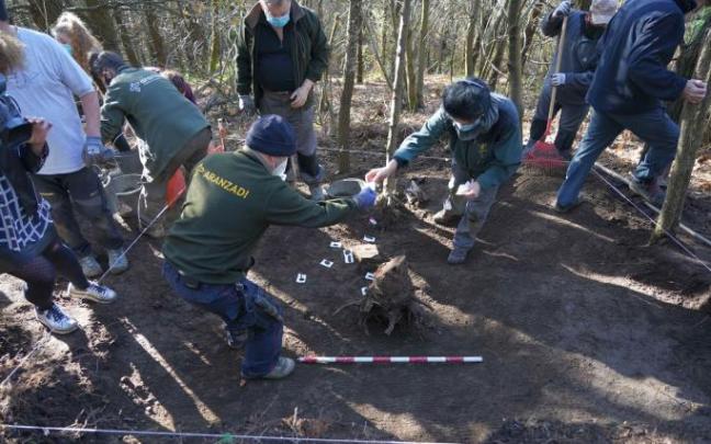 Un equipo de Aranzadi exhuma los restos del gudari Aniceto Agirrebeitia en el monte Bizkargi, el pasado diciembre. Un equipo de Aranzadi exhuma los restos del gudari Aniceto Agirrebeitia en el monte Bizkargi, el pasado diciembre.