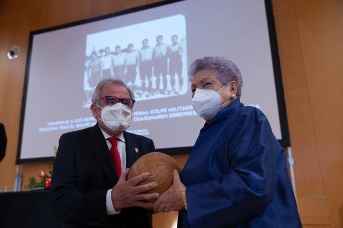 Mirentxu Aguirre, hija de Fortunato Aguirre, entrega un balón firmado a Luis Sabalza.