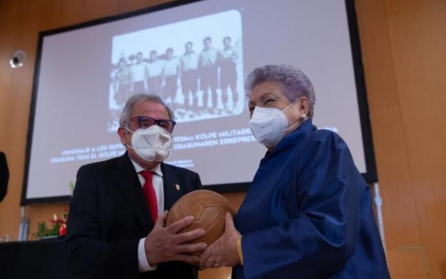 Mirentxu Aguirre, hija de Fortunato Aguirre, entrega un balón firmado a Luis Sabalza.