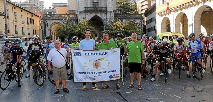 Koldo Lizarralde (primero por la izquierda) junto a representantes municipales y de Gure Bide en el inicio del Memorial Etxaniz de 2019.