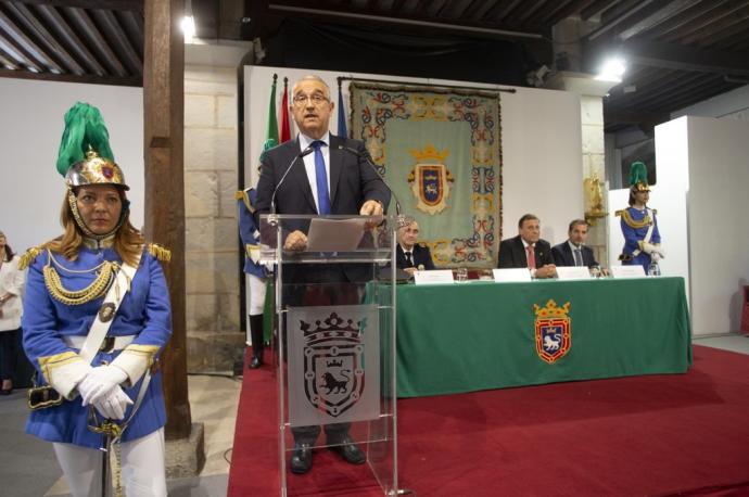 El alcalde Maya,en el acto de entrega de medallas y condecoraciones con motivo de la festividad de San Miguel Arcángel, patrón de la Policía Municipal.