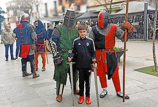 Marco Sánchez posó ayer entre caballeros medievales.