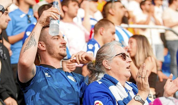 Aficionados alavesistas en un partido disputado en Mendizorroza. Foto: Jorge Muñoz