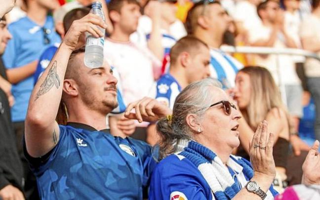 Aficionados alavesistas en un partido disputado en Mendizorroza. Foto: Jorge Muñoz