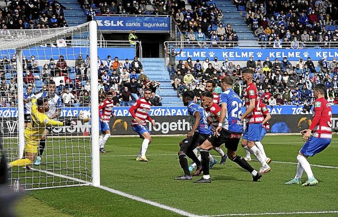 Varios jugadores del Alavés y el Granada observan cómo Maximiano evita un tanto albiazul. Foto: Iñigo Foronda