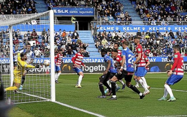 Varios jugadores del Alavés y el Granada observan cómo Maximiano evita un tanto albiazul. Foto: Iñigo Foronda