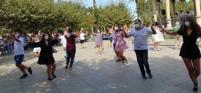 Las danzas volvieron a tomar el parque central de Santurtzi.