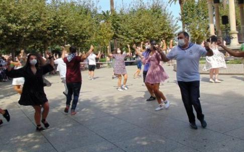Las danzas volvieron a tomar el parque central de Santurtzi.