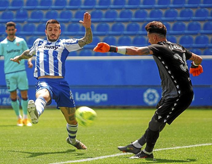 Joselu Mato intenta rechazar un despeje de Dani Cárdenas durante el Alavés-Levante (2-2) disputado el pasado sábado en Mendizorroza. Foto: Jorge Muñoz