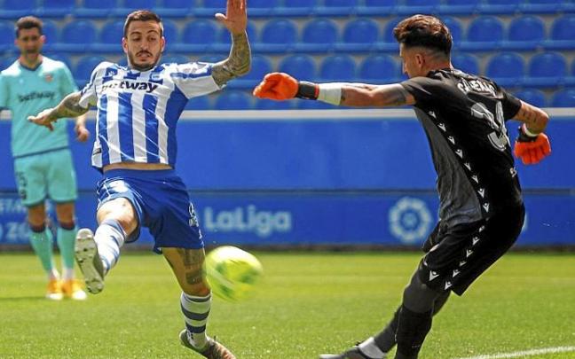 Joselu Mato intenta rechazar un despeje de Dani Cárdenas durante el Alavés-Levante (2-2) disputado el pasado sábado en Mendizorroza. Foto: Jorge Muñoz