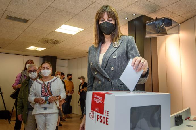 La secretaria general del PSE, Idoia Mendia ha acudido a votar en las elecciones primarias.
