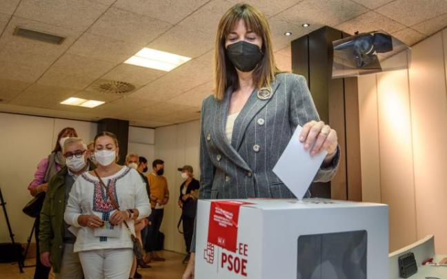 La secretaria general del PSE, Idoia Mendia ha acudido a votar en las elecciones primarias. La secretaria general del PSE, Idoia Mendia ha acudido a votar en las elecciones primarias.