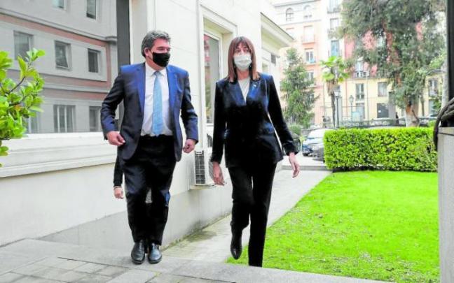 El ministro de la Seguridad Social, José Luis Escrivá, con la consejera de Empleo y Trabajo y vicelehendakari segunda, Idoia Mendia. Foto: Efe El ministro de la Seguridad Social, José Luis Escrivá, con la consejera de Empleo y Trabajo y vicelehendakari segunda, Idoia Mendia. Foto: Efe