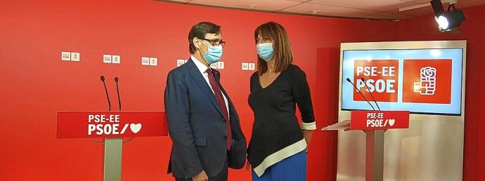 El presidente del grupo del PSC en el Parlament, Salvador Illa, con la líder del PSE, Idoia Mendia, ayer en Bilbao. Foto: Europa Press