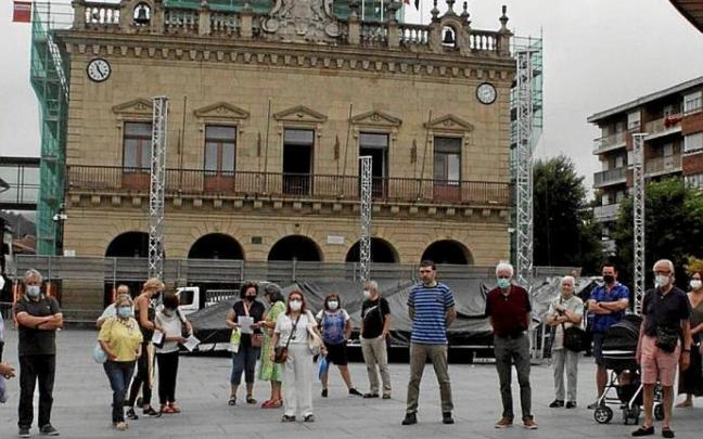 Vecinos de la zona de Mendibil, concentrados ayer en San Juan.
