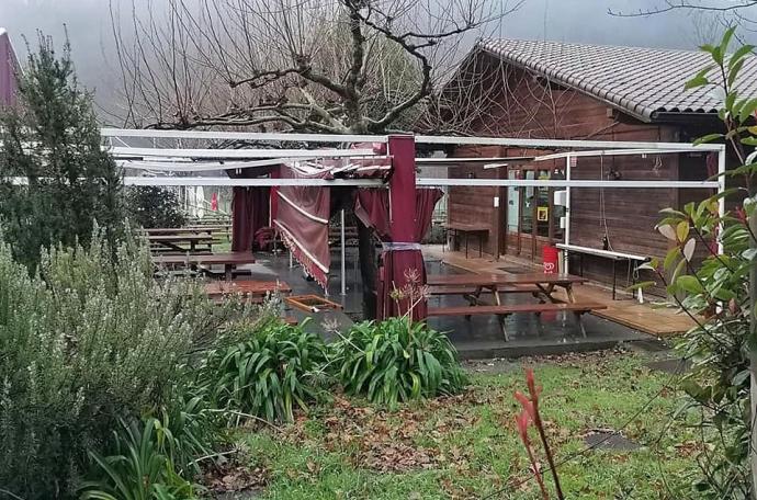 El bar-restaurante de Mendikosolo aún no ha podido ser reabierto.