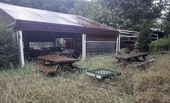 Tras más de un año cerrado, el parque y las instalaciones de la taberna presentan un pésimo estado.