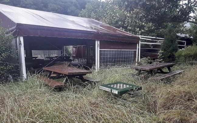 Tras más de un año cerrado, el parque y las instalaciones de la taberna presentan un pésimo estado.