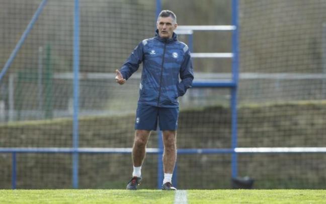 Mendilibar dirige uno de sus entrenamientos con el Alavés. Mendilibar dirige uno de sus entrenamientos con el Alavés.