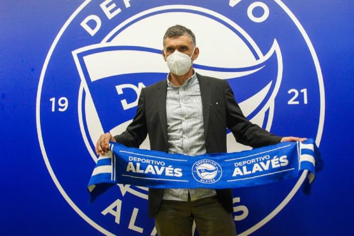 José Luis Mendilibar, con la bufanda del Alavés, el día de su presentación como nuevo entrenador babazorro.