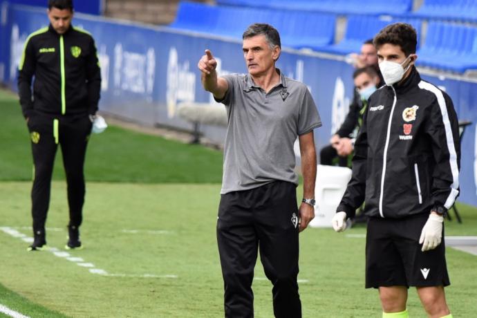 José Luis Mendilibar dirigiendo un partido en su etapa con el Eibar.