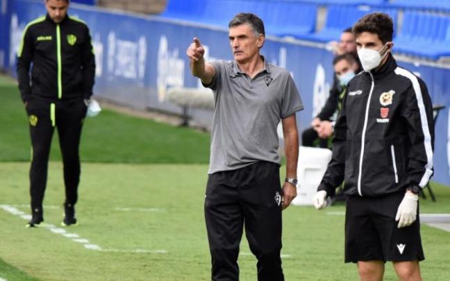 José Luis Mendilibar dirigiendo un partido en su etapa con el Eibar.