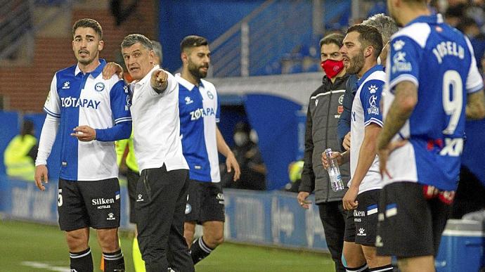 José Luis Mendilibar da instrucciones a Toni Moya durante el último derbi entre el Alavés y la Real Sociedad en Mendizorroza Foto: Josu Chavarri