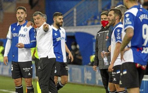 José Luis Mendilibar da instrucciones a Toni Moya durante el último derbi entre el Alavés y la Real Sociedad en Mendizorroza Foto: Josu Chavarri