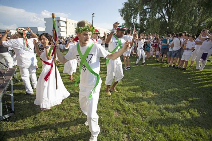 Imagen de los dantzaris en el inicio de las fiestas de Mendillorri en el año 2019.