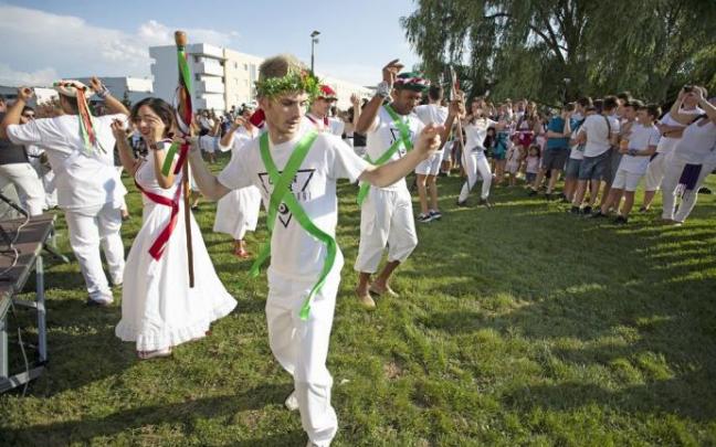 Imagen de los dantzaris en el inicio de las fiestas de Mendillorri en el año 2019.