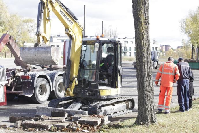 Los operarios han empezado esta mañana a colocar el material para las 6 semanas de duración de la obra.