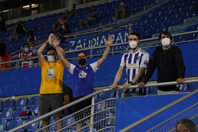 Aficionados del Deportivo Alavés en el duelo de Mendizorroza frente al Real Madrid