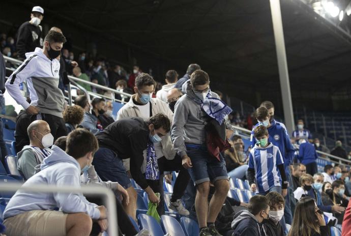 Aficionados del Deportivo Alavés en Mendizorroza, durante el partido ante Osasuna