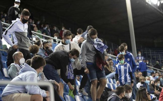 Aficionados del Deportivo Alavés en Mendizorroza, durante el partido ante Osasuna Aficionados del Deportivo Alavés en Mendizorroza, durante el partido ante Osasuna