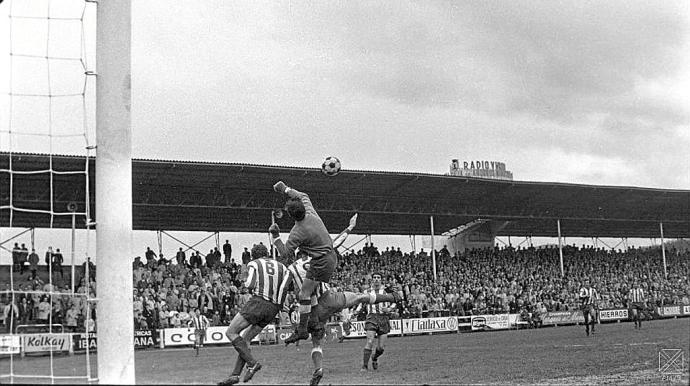 Foto 1ª: Antigua Grada de General, el 9 de abril de 1972 en un Deportivo Alavés-Moscardó (3-1), desparecida con la remodelación del campo en 1998. Foto 2ª: Imagen aérea del 'nuevo' Mendizorroza, tras finalizar las obras (1988-2002).