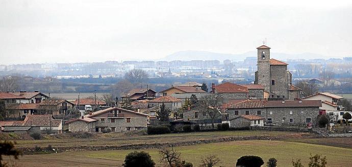 Panorámica del casco urbano de Mendoza, con la vista al fondo de las edificaciones de la capital, Vitoria.